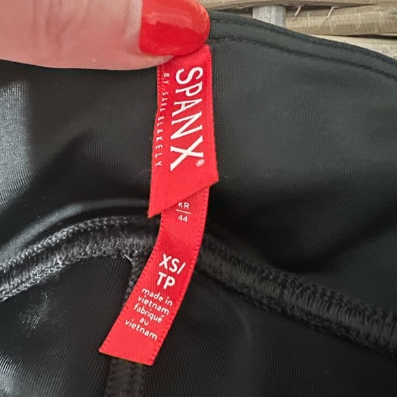 Spanx textured leggings, size XS, EUC, faux leather, form-fitting, black - Picture 4 of 6